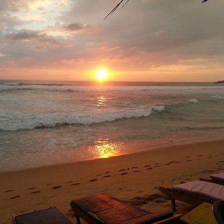 Main Reef Guest House Хикадува Екстериор снимка