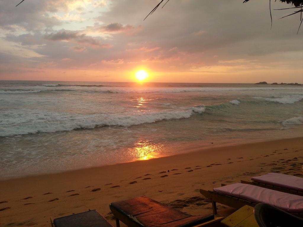 Main Reef Guest House Хикадува Екстериор снимка