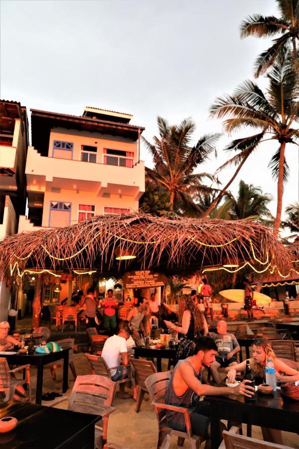 Main Reef Guest House Хикадува Екстериор снимка