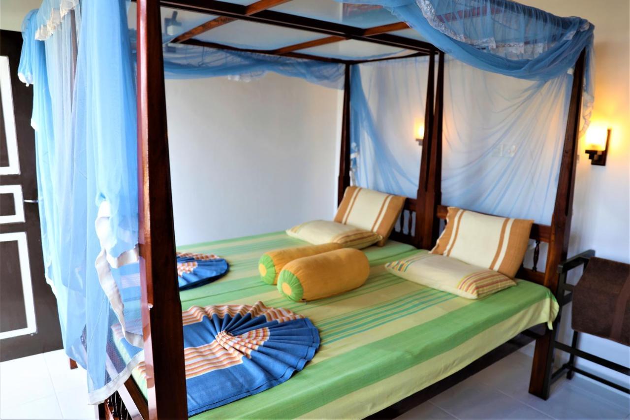 Main Reef Guest House Хикадува Екстериор снимка